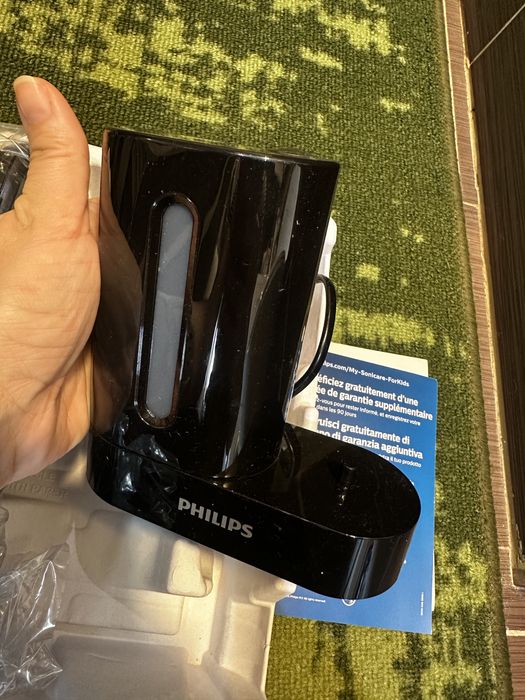 Perie de dinti sonica Philips 5100 cu sterilizator UV