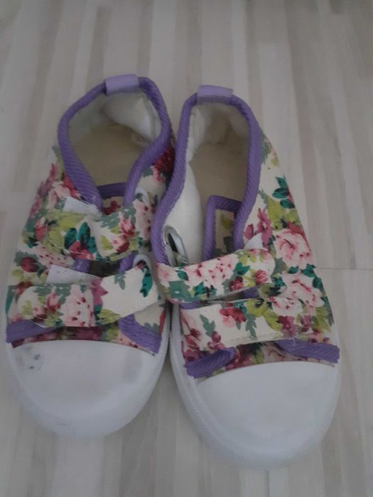 Vand balerini si sandale fete, marimea 25, noi, 10 lei/buc