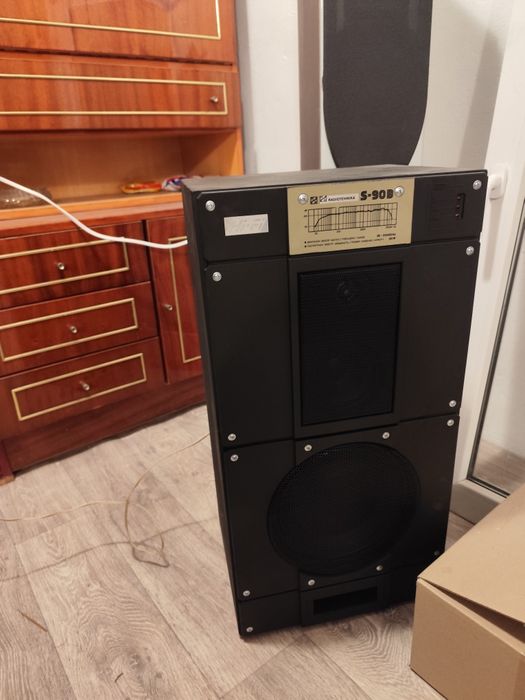 Продаю магнитофон с колонками !