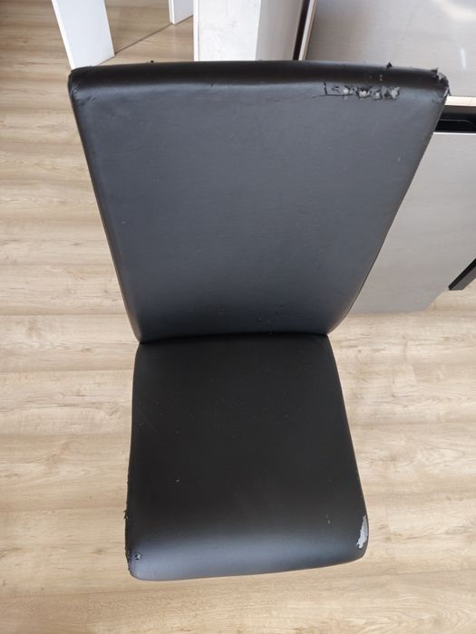 Стъклена трапезна маса в комплект с 4 стола.