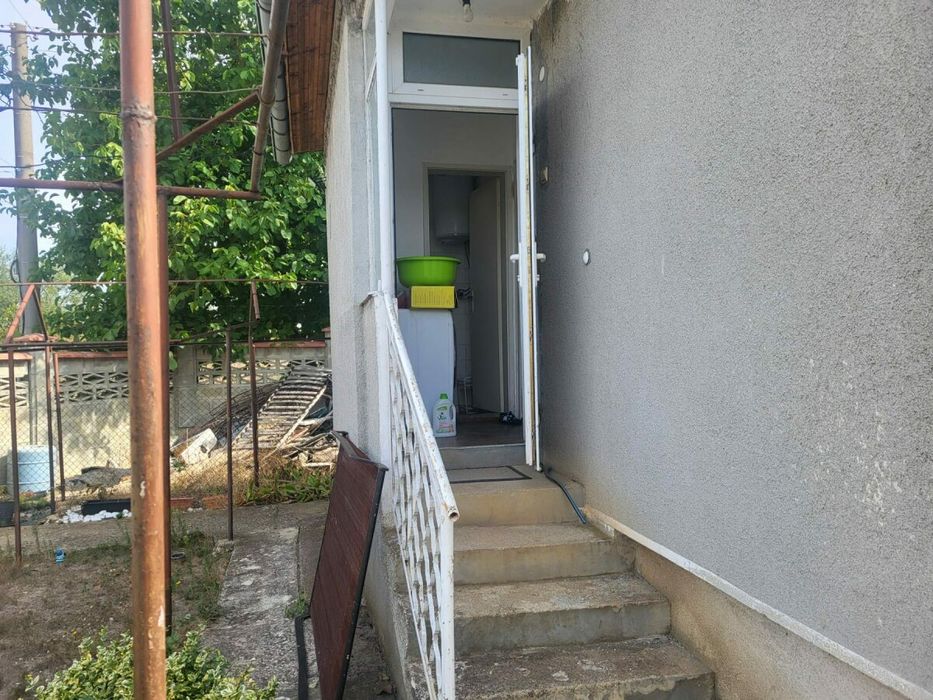 Ъглов парцел с къща в село Орешак, област Варна