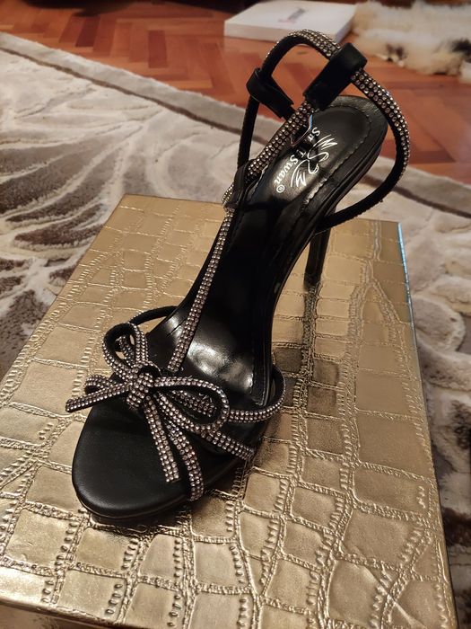 Vând sandale și pantofi