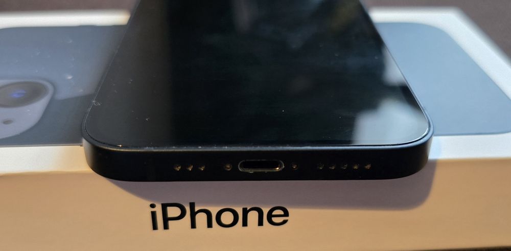 IPhone 13 5 G 128 GB cu 3 huse si factura originala