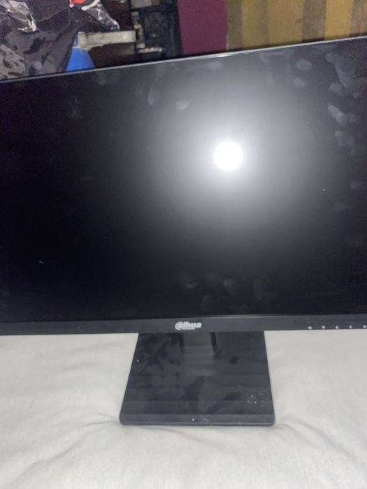 Монитор 144 hz чисто нова 2,3 пъти го изхолзвах