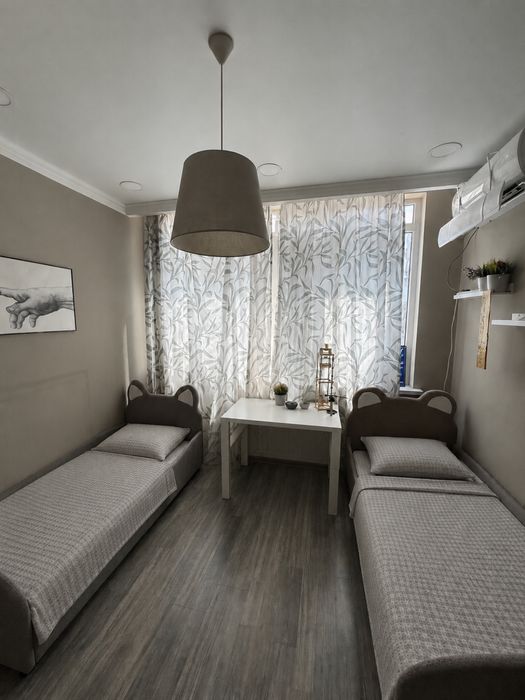 Продам 2 кровати с пуфиками