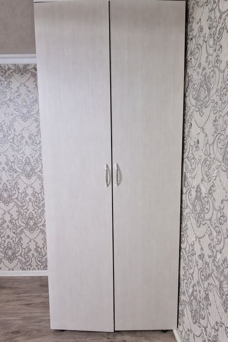 Продам белый шкаф