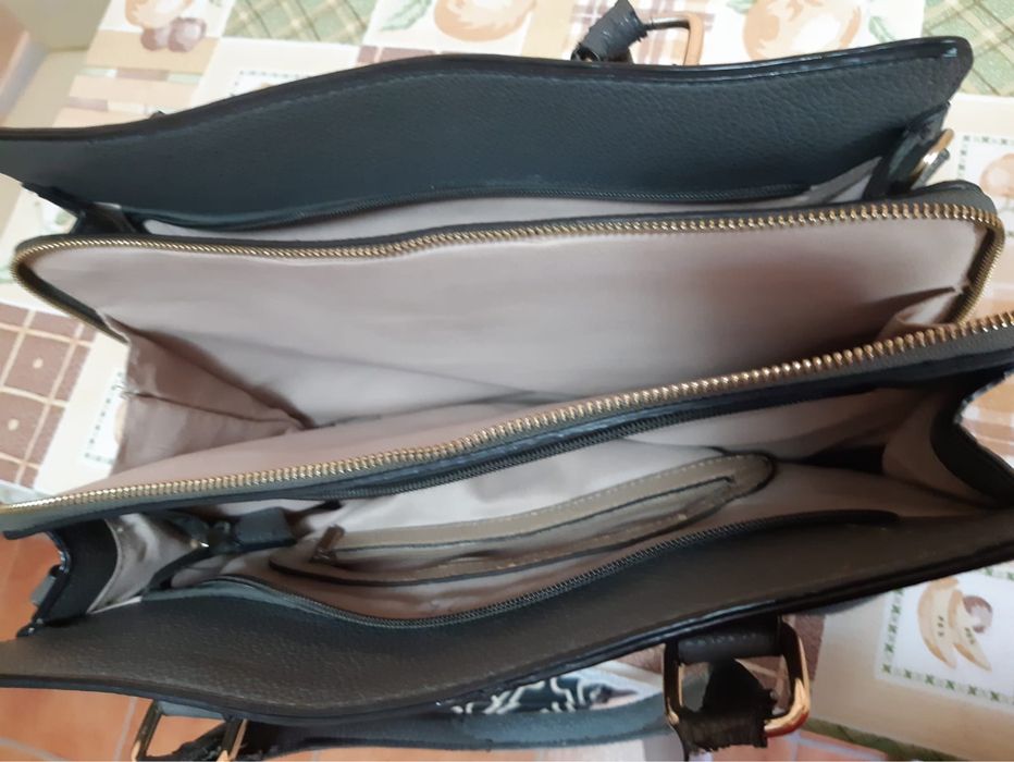 Vand o geanta pe gri