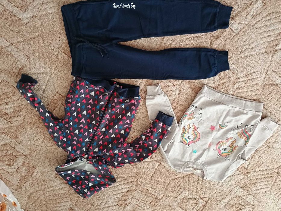 Продавам дрехи за момиче