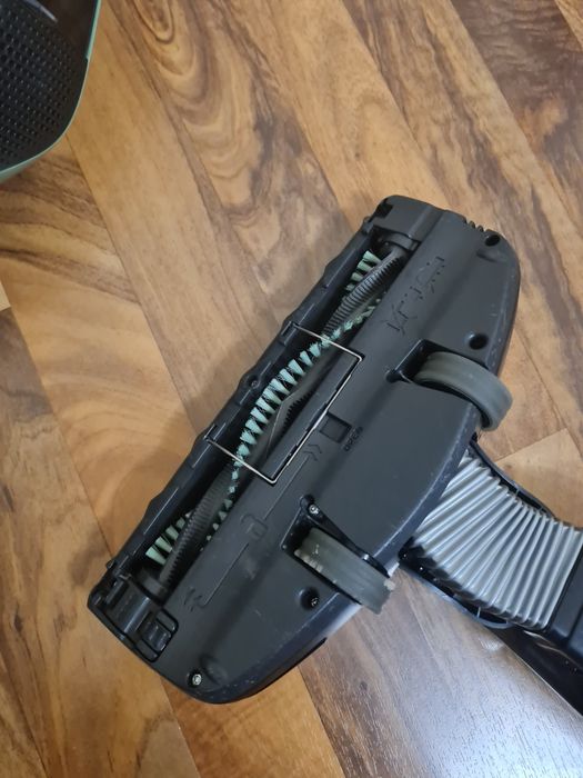 Aspirator vertical AEG pe acumulator