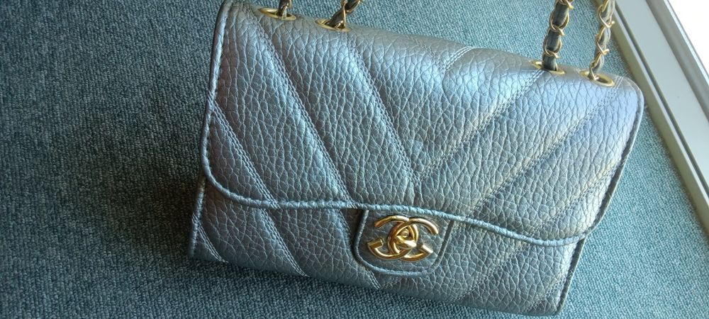 Стилна дамска чанта. Изработена от висококачествена еко кожа. Разполага с: едно разпределение, отвътре с два джоба