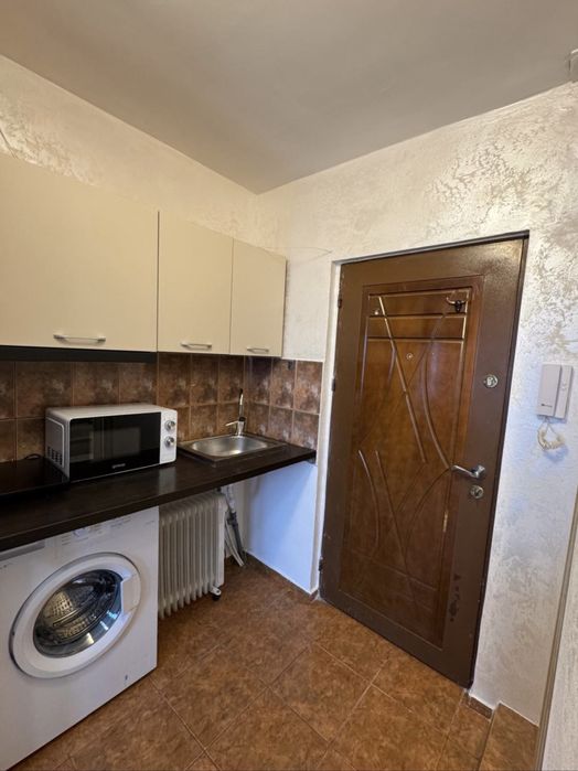 Proprietar vand garsoniera,pozitie foarte buna,proaspat renovata,mobilata si utilata complet,gata de mutare