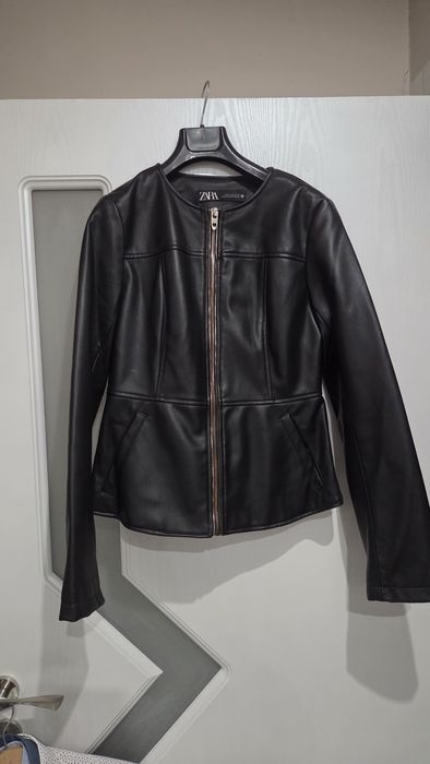 Продавам вталено дамско яке Zara