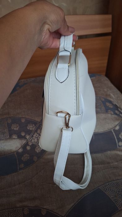 Дамска чанта,бяла,намалена на 15 €