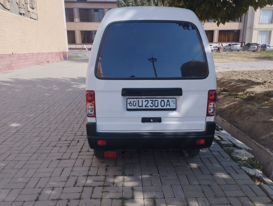 Moshinani bir qoʻl minilgan