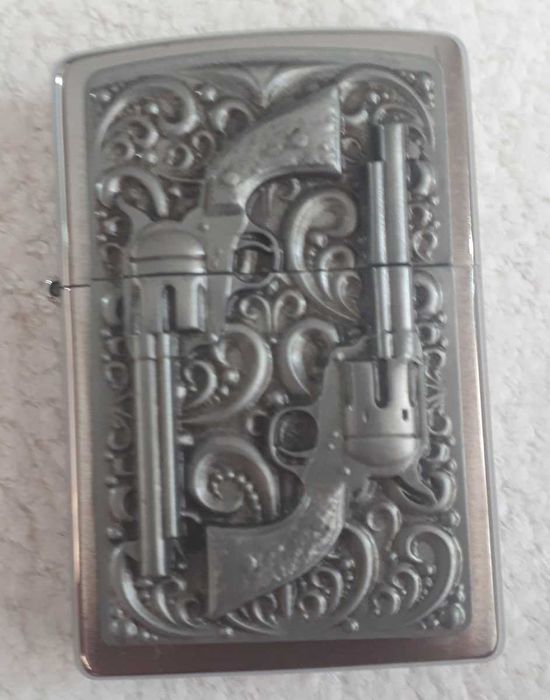 Колекционерска запалка ZIPPO, 2 револвера, релефна