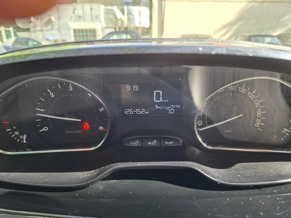 Autoturism Peugeot 2008 din 2014 plus 2 anvelope de vara.