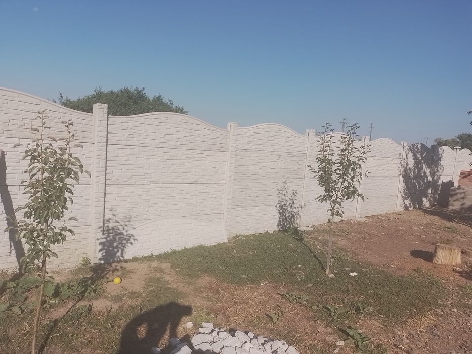 Gard  beton  plăci  și stâlpi