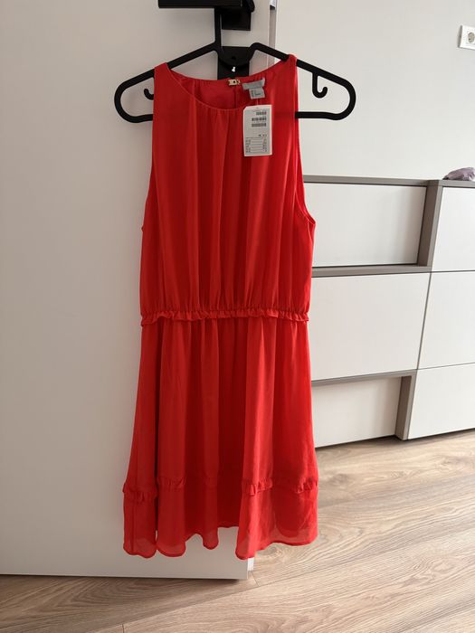 Rochita rosie H&M, spate decupat