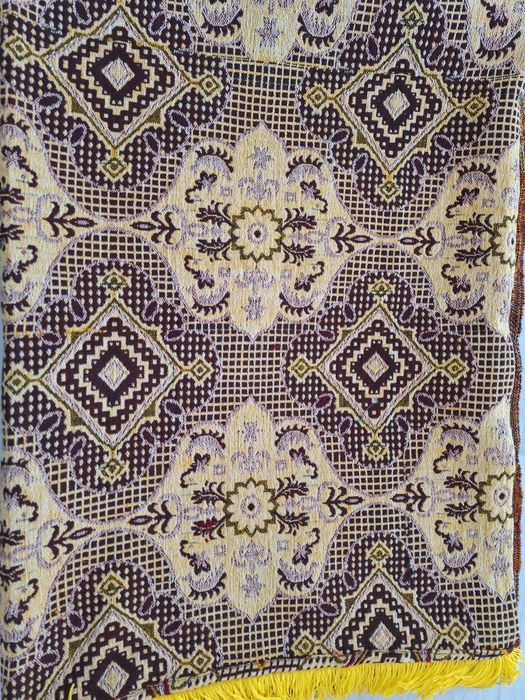 Чисто нови вълнени черги, килим и покривала за легла