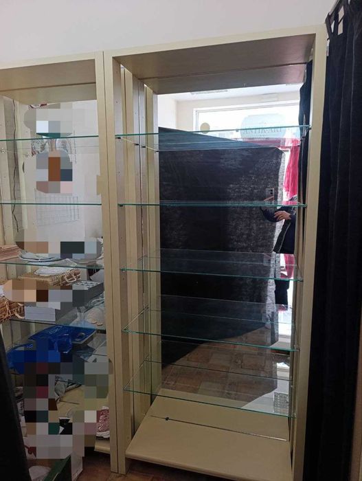 Витрина с огледало и стъклени рафтове