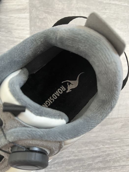 Продам кроссовки утепленные