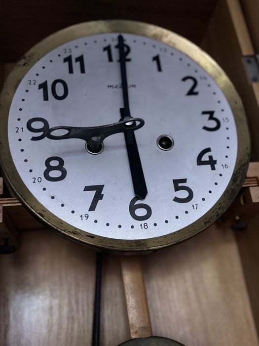 Стенен часовник с махало