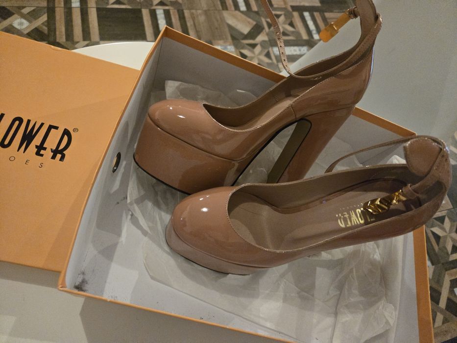 Официални обувки на висок ток в  бежов цвят