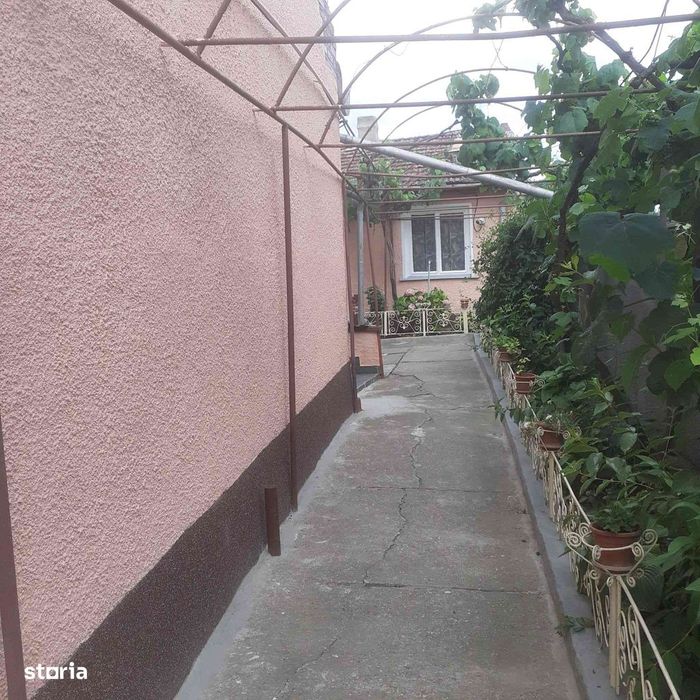 Casă cu 4 camere și garaj în Micalaca