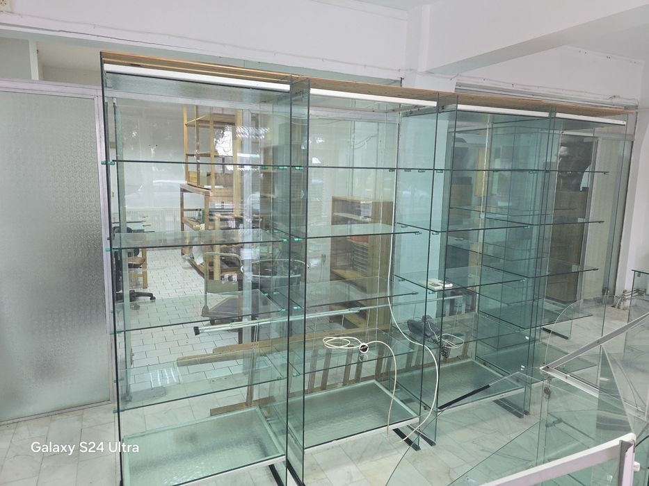 Vitrine din sticlă cu 5 rafturi