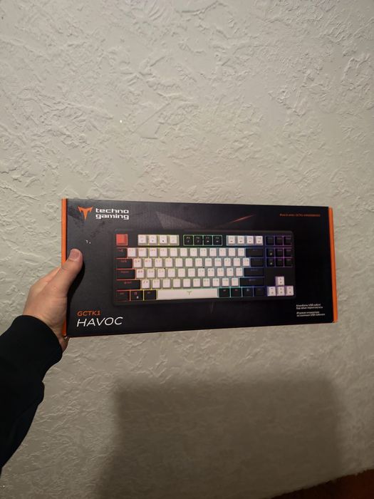 Наушники и клавиатура игровые