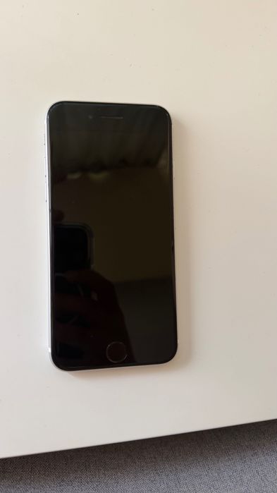 Продавам iPhone SE (2020) 128 GB.