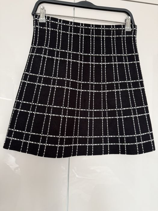 Елегантна Пола с декоративни копчета