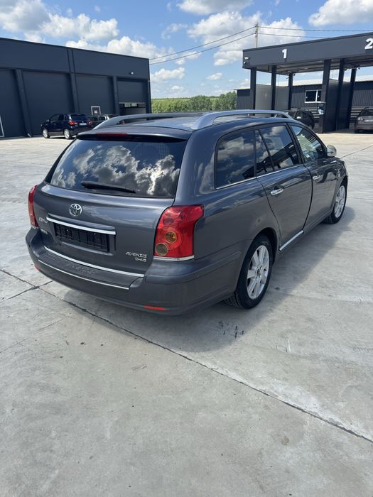 Vand întreaga sau dezmembrez Toyota Advensis