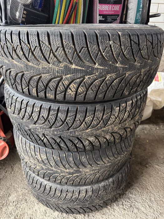 Продам 2 комплекта резины на ниву