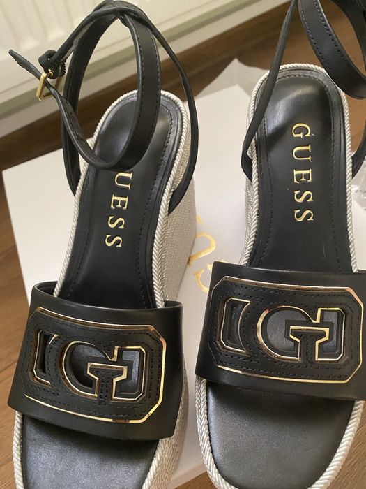 Сандали на платформа guess