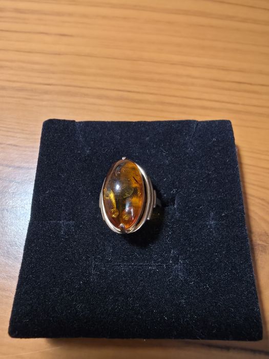 Продаю  золотой перстень  с  янтарём