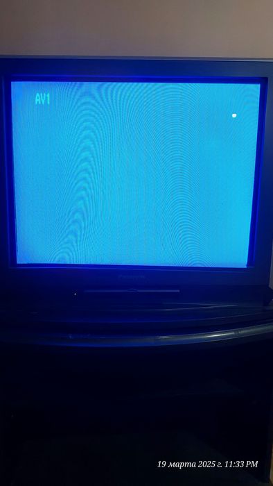 Телевизор Panasonic с тумбой.