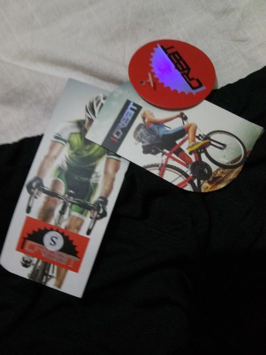 Echipament ciclism femei, doua maieuri si un chilot bike