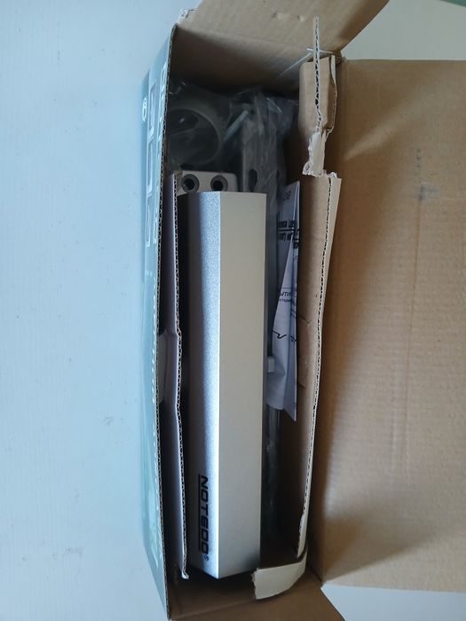 Дверной доводчик