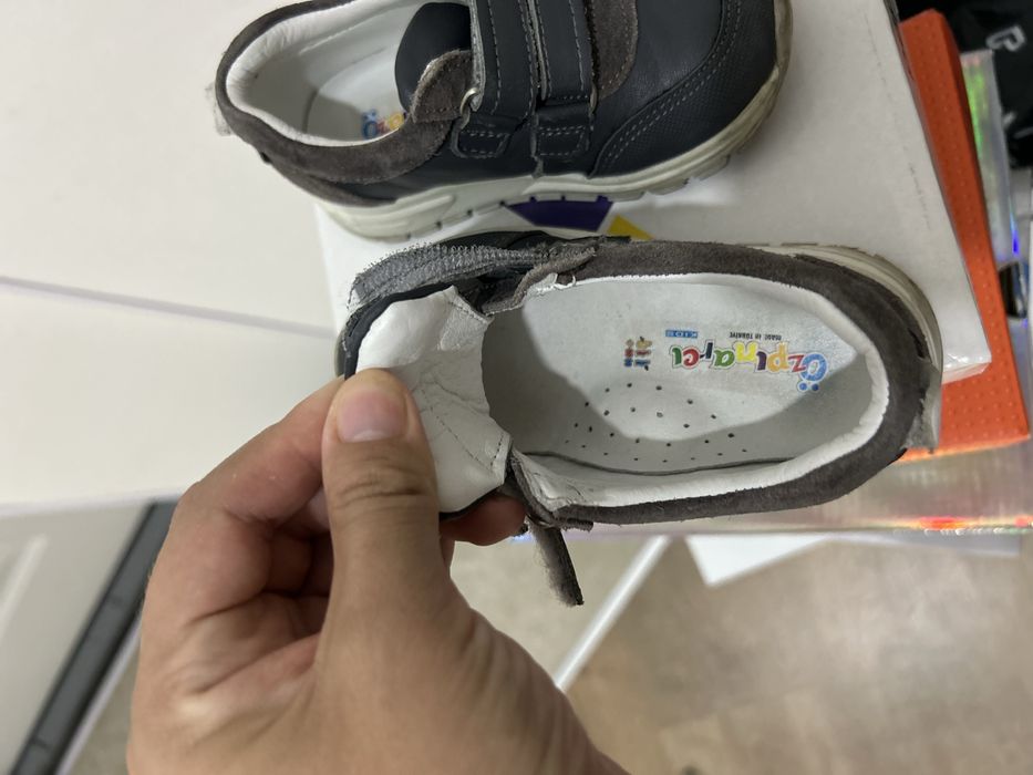 Продам детские кроссовки