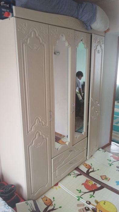 Шкаф,писменный стол,диван