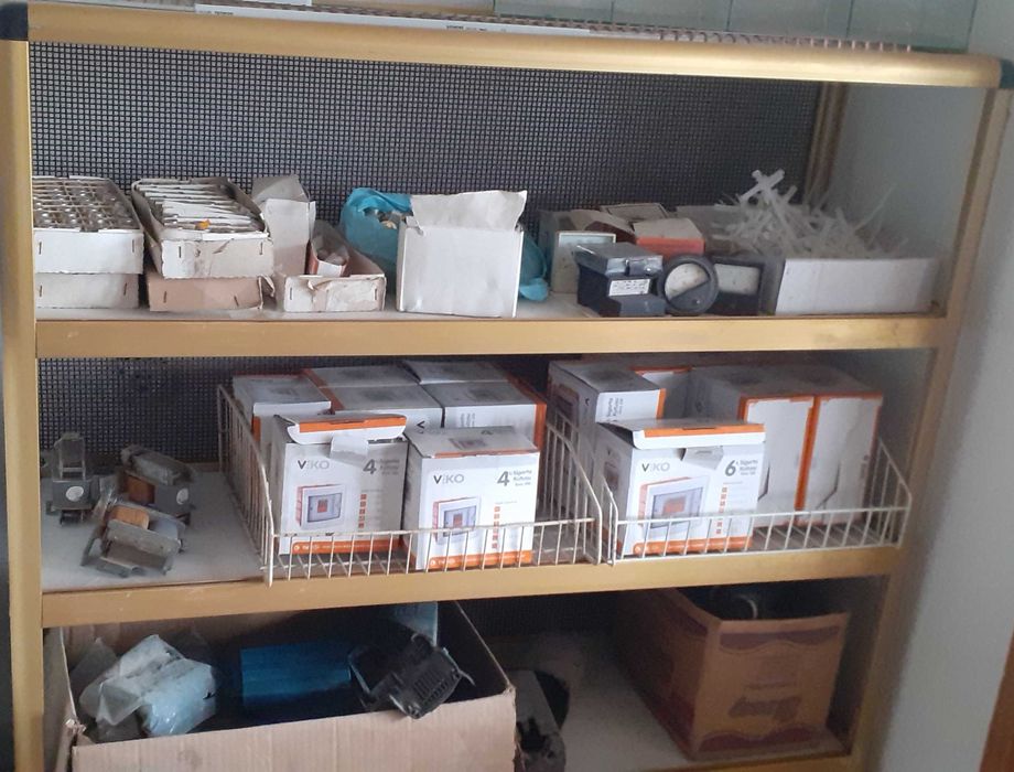 Магазинско оборудване -в добро състояние.