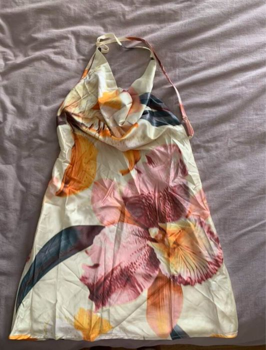 Сатенена рокля с гол гръб