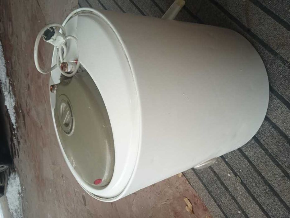 Продаётся водонагреватель Аристон на 50 литров,