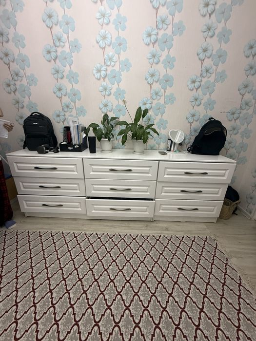 Белый шкаф для комнаты