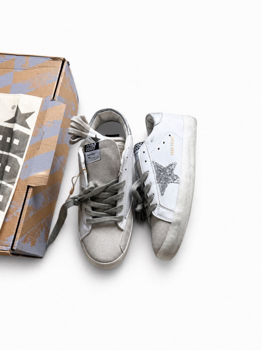 Sneakers Golden Goose – Alb Clasic cu Detalii Statement