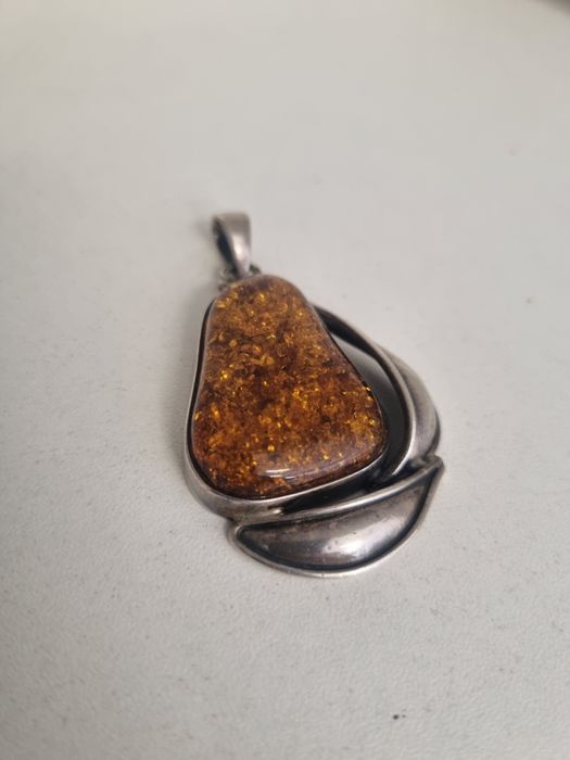 Масивен стар сребърен медальон 925 проба с натурален балтийски кехлиба