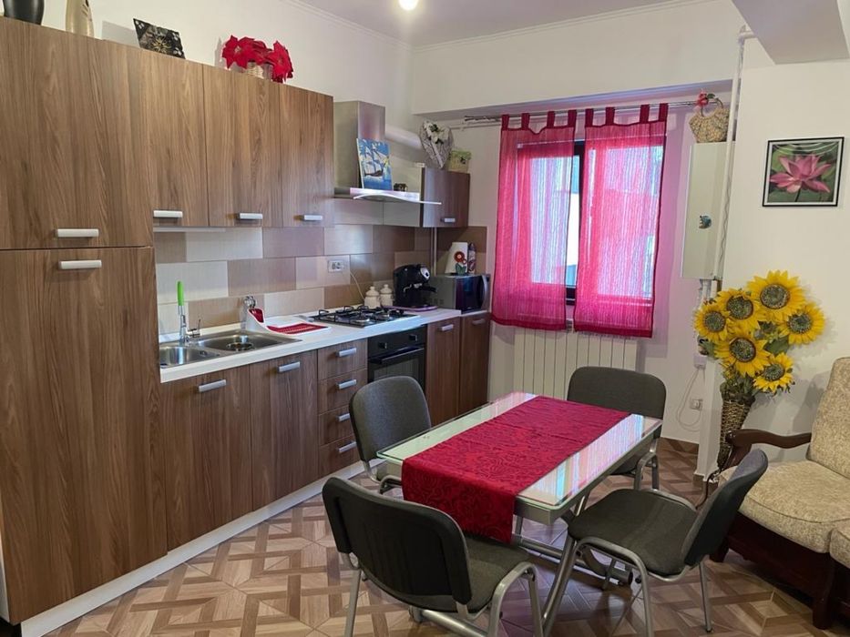 Inchiriez ap cu 2 camere + living