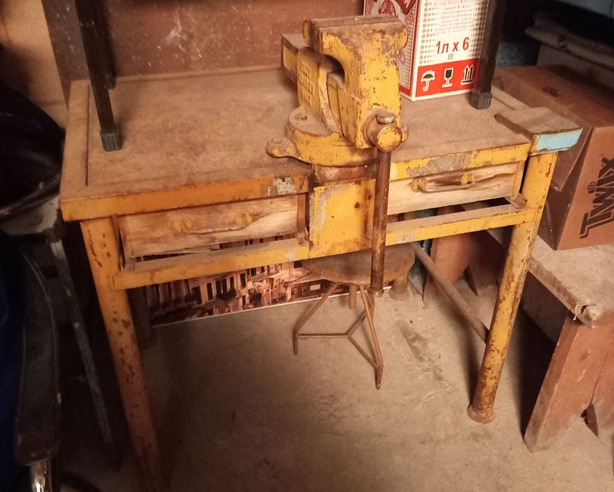 Верстак с тисками.