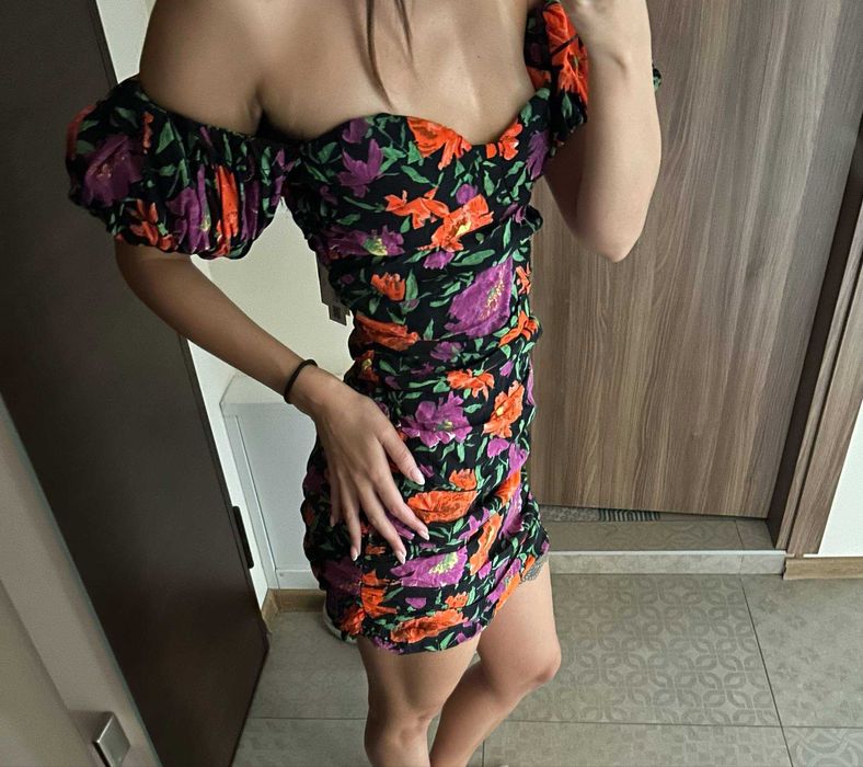 Рокля  ZARA нова с етикет, Бяла нежна рокля на цветя